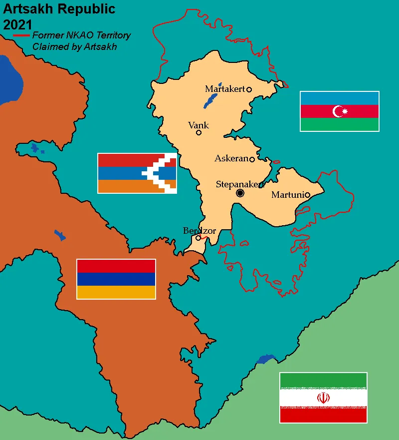 Mapa del Caucas sud el 2021: Armènia en taronja a l'esquerra, l'Azerbaidjan en verd blavós al voltant, l'Iran en verd clar a baix; l'enclavament d'Artsakh en beix al mig, amb Stepanakert, Martakert, Askeran i Martuní, unit a Armènia per un passadís estret a Berdzor (Lachin); una línia vermella marca el territori de l'antiga regió autònoma soviètica, més gran que l'enclavament; quatre banderes (Artsakh, Armènia, l'Azerbaidjan, l'Iran).