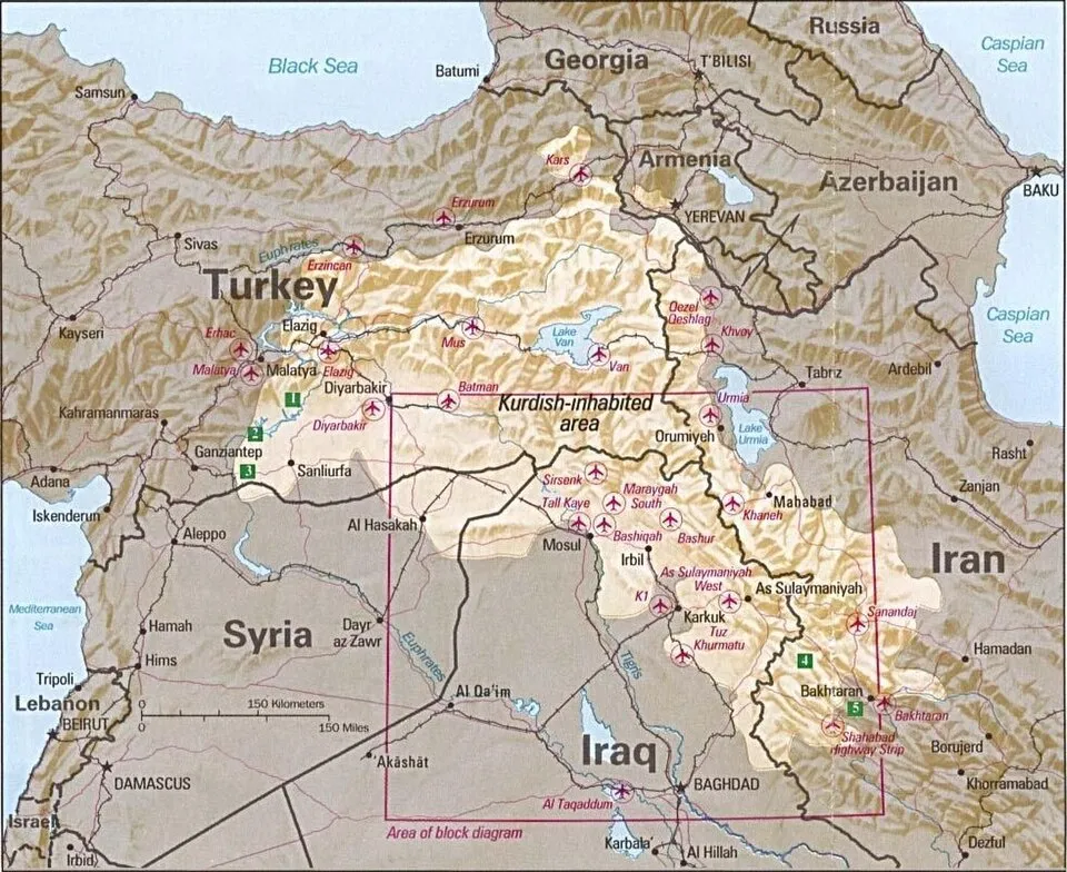 Mapa en relleu de l'Orient Mitjà amb una taca de color crema, la zona de població kurda, que s'estén sense interrupció per l'est de Turquia, el nord de Síria, el nord de l'Iraq i l'oest de l'Iran, travessada per les fronteres de quatre Estats dibuixades en línia negra; ciutats com Diyarbakır, Mossul, Erbil, Kirkuk i Mahabad, i símbols d'aeroports.
