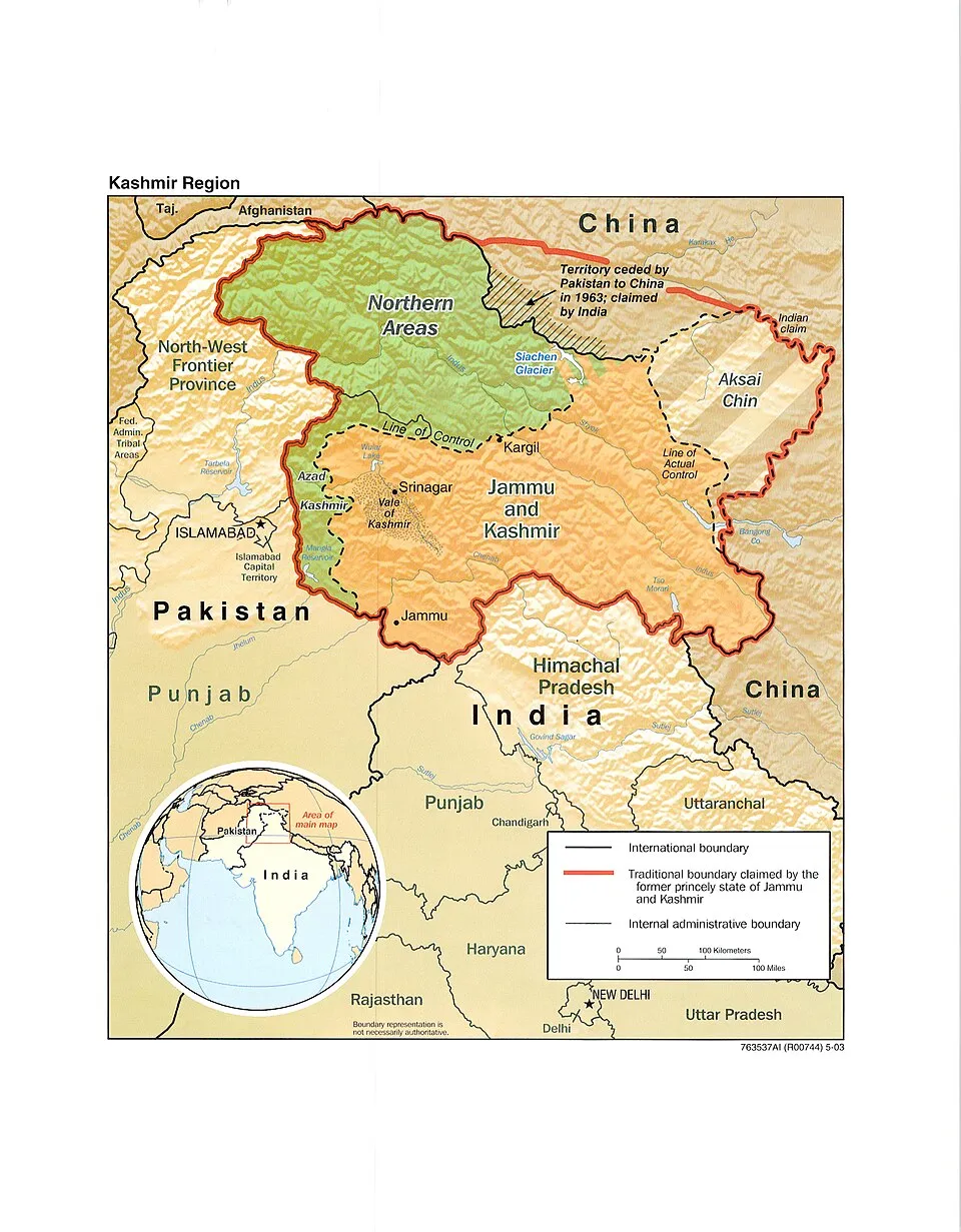 Mapa en relleu de la regió de Caixmir amb una línia vermella gruixuda que marca el límit tradicional de l'antic principat de Jammu i Caixmir: dins hi ha les Àrees del Nord en verd (Pakistan), Jammu i Caixmir en taronja (Índia) amb Srinagar i Jammu, Aksai Chin ratllat (Xina), la Línia de Control en discontínua entre el verd i el taronja, el territori cedit pel Pakistan a la Xina el 1963 i la glacera de Siachen; al voltant, Islamabad, el Panjab, Himachal Pradesh i Nova Delhi.