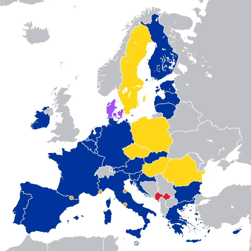 Mapa d'Europa amb els Estats de la zona euro en blau fosc (de Portugal a Finlàndia, Irlanda, els bàltics, Grècia, Xipre, Croàcia, Bulgària), els Estats de la Unió obligats a adoptar-lo en groc (Suècia, Polònia, Txèquia, Hongria, Romania), Dinamarca en lila amb la clàusula d'exclusió, Montenegro i Kosovo en vermell perquè el fan servir sense ser-hi, i quatre punts taronges pels microestats amb acord.
