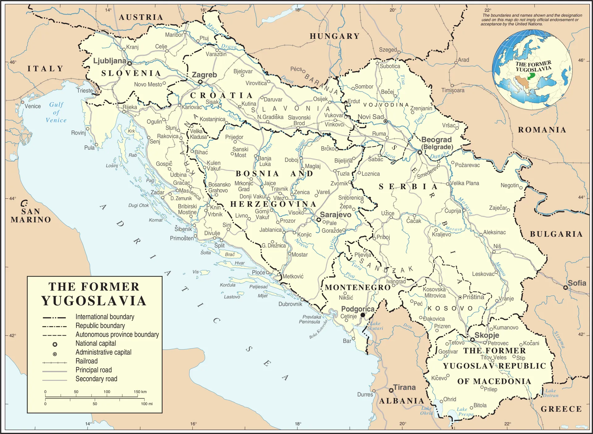Mapa polític de les Nacions Unides de l'antiga Iugoslàvia: Eslovènia, Croàcia, Bòsnia i Hercegovina, Sèrbia (amb Vojvodina i Kosovo), Montenegro i Macedònia, amb les capitals, els rius, les carreteres i la mar Adriàtica a l'esquerra; llegenda a baix a l'esquerra i un globus a dalt a la dreta.